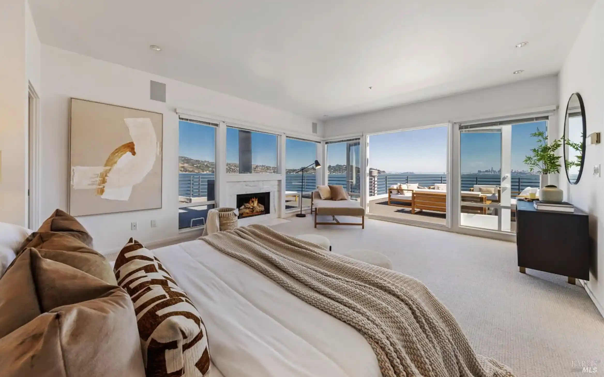 Contemporary Residence With Sweeping Views Across The Bay – image 11
